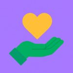 mano verde sosteniendo corazón dorado